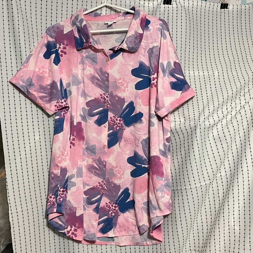 Lularoe Charlie, rolled cuff, short sleeve, box pleat on back of shirt, sz L